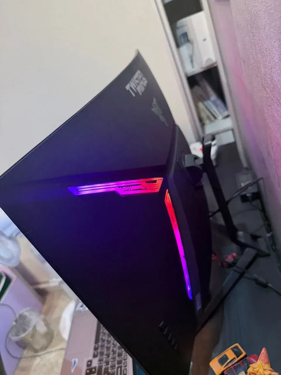 مانیتور ۳۲ اینچ خمیده توییستد مایند درجه یک|تلویزیون و پروژکتور|ری, دیلمان|دیوار