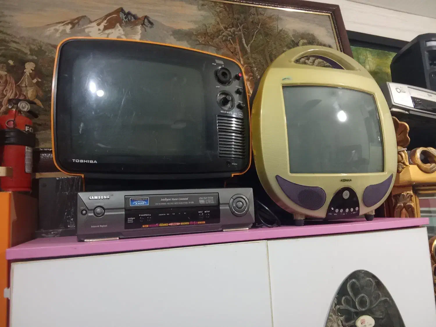 دو تا تلوزیون قدیمی|تلویزیون و پروژکتور|شیراز, کوزه گری|دیوار