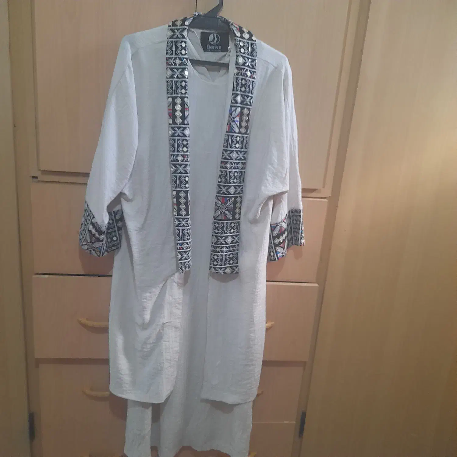 مانتو سارافون تا سایز ۴۲می خوره.|لباس|بروجن, |دیوار