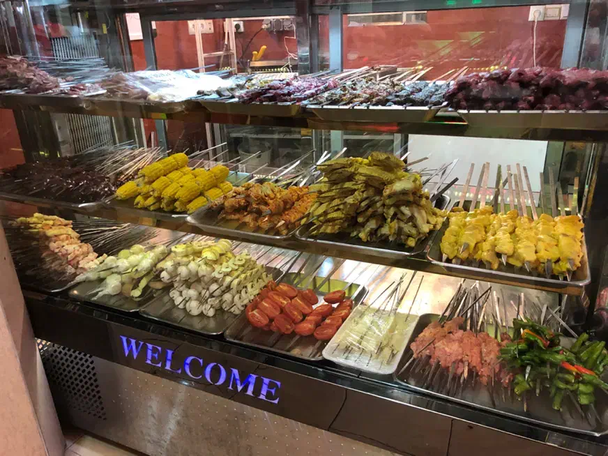 نیروی کار رستوران اقا و خانم|استخدام خدمات فروشگاه و رستوران|قم, بلوار امین و ساحلی|دیوار