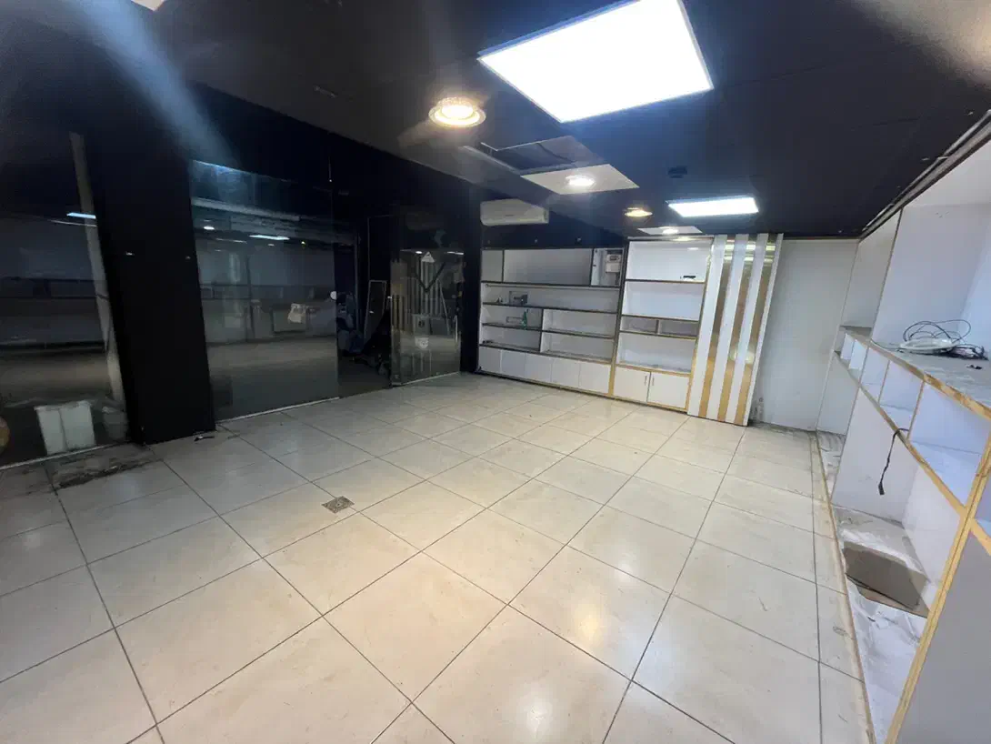 مغازه ۹۰ متری/با بالکن/بر اصلی میدان گاز /نامجو|اجارهٔ مغازه و غرفه|رشت, نامجو|دیوار