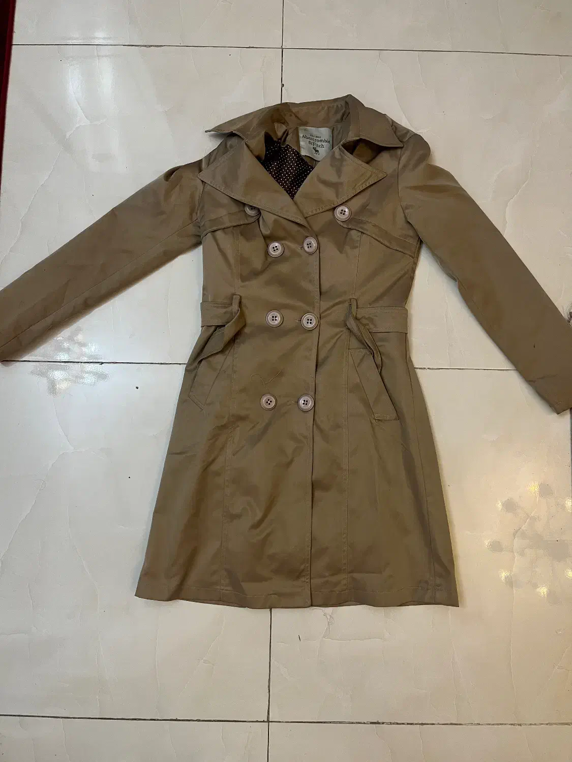 دو عدد بارانی یک عدد پالتو|لباس|اندیشه, اندیشه فاز ۴|دیوار