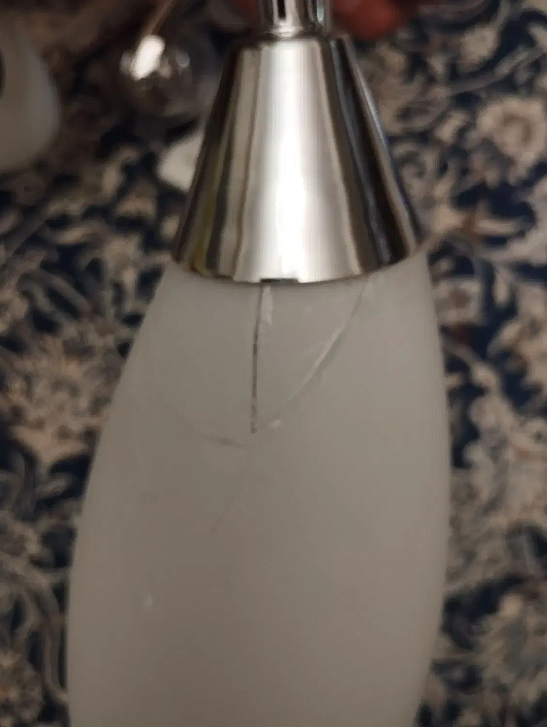 لوستر سه شاخه فقط یکی از حباب ترک خورده وچسب زده|لوستر و چراغ آویز|شیراز, هفت تنان|دیوار