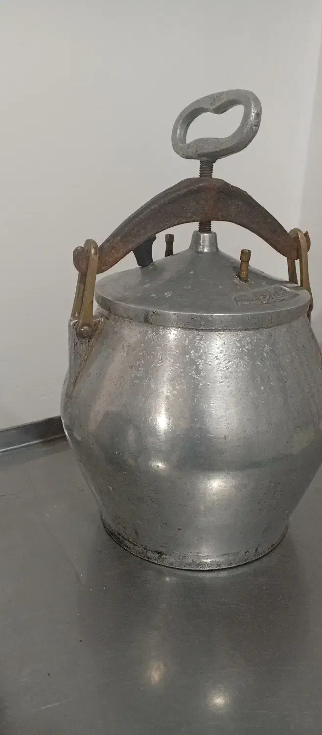 دو عدد زودپز|ظروف پخت‌وپز|تربت جام, پاسداران|دیوار