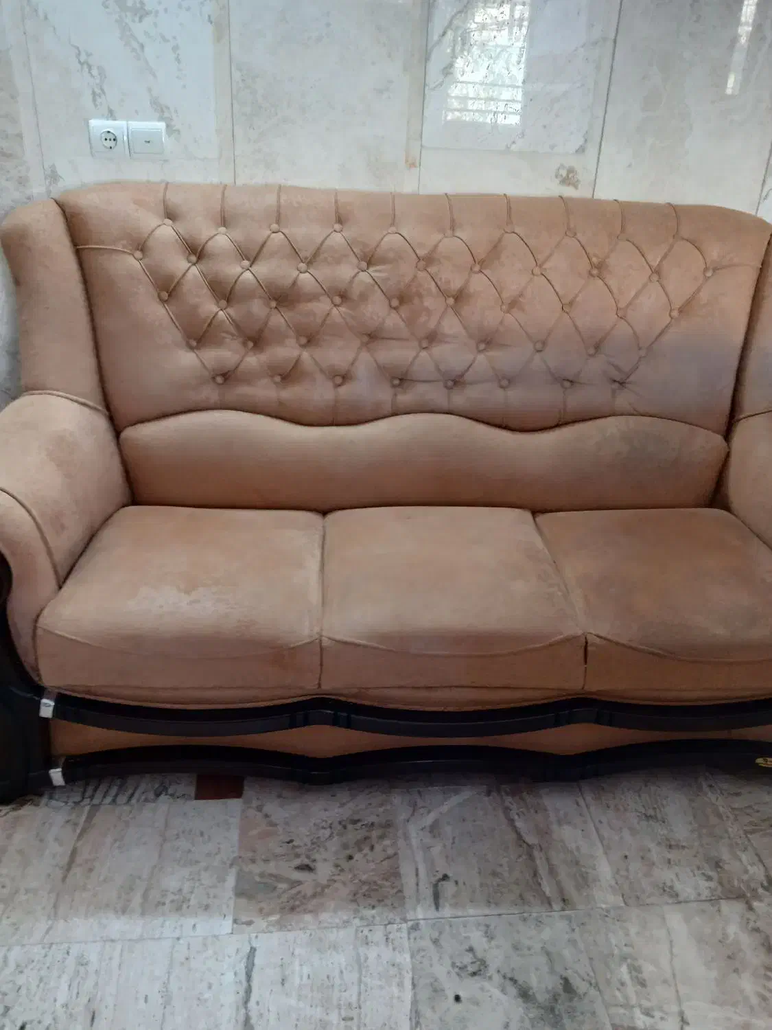 مبل راحتی ۹نفره همراه با۴عددمیز جلو|مبلمان خانگی و میز عسلی|کاشان, پشت شهربانی|دیوار