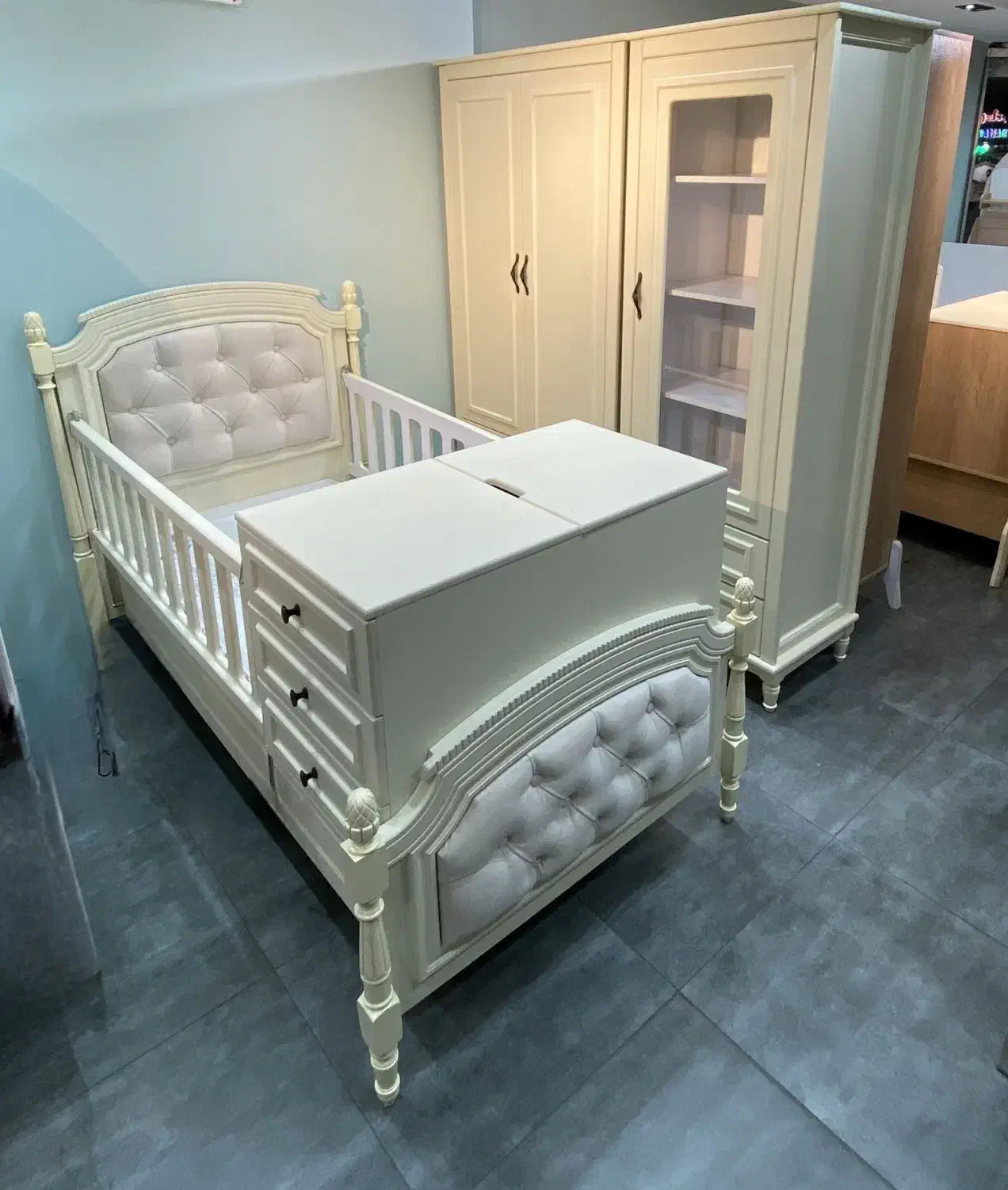 کمد و تخت بچه رومانتیک ۲. رنگ بندی چوب متنوع|تخت و صندلی بچه|اردبیل, |دیوار