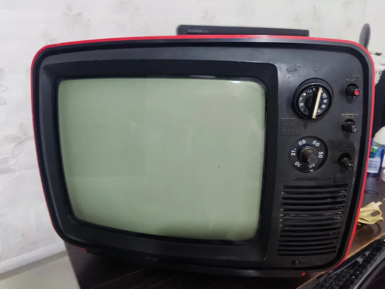 تلویزیون قدیمی پارس|کلکسیون اشیاء عتیقه|همدان, |دیوار