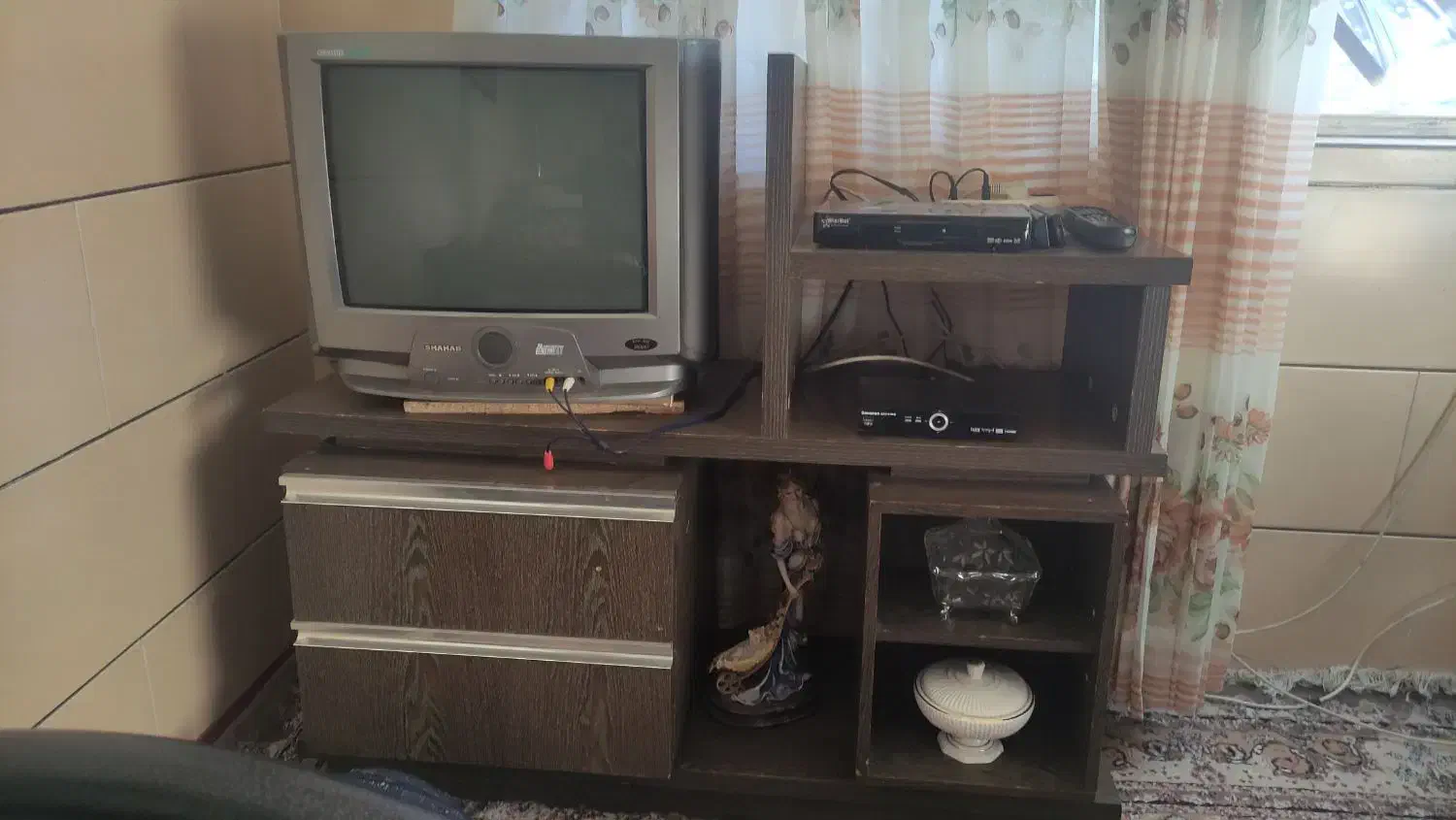 تلویزیون با میز تلویزیون|تلویزیون و پروژکتور|کرمان, |دیوار