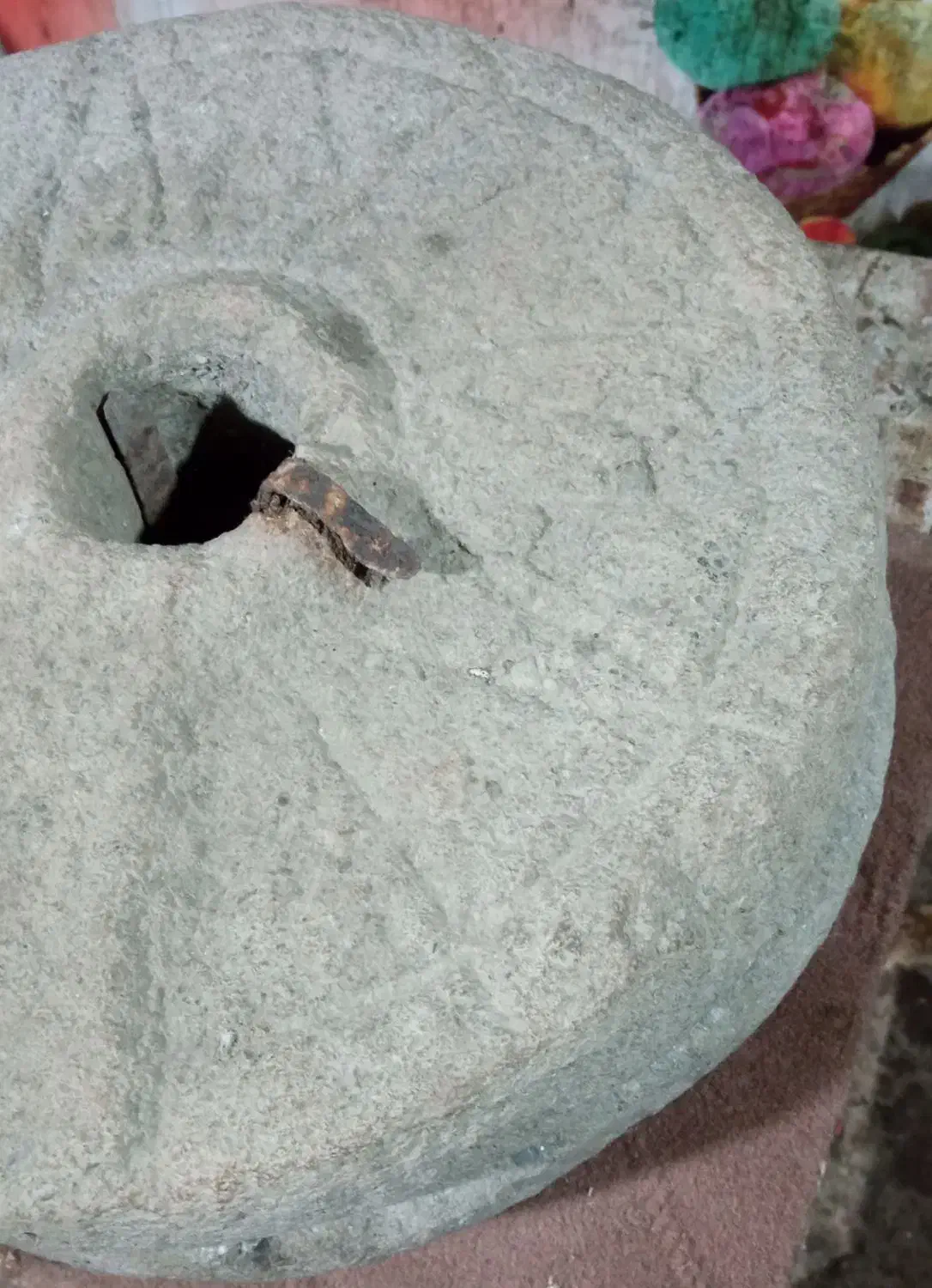 آسیاب دستی|کلکسیون اشیاء عتیقه|آستانه اشرفیه, |دیوار