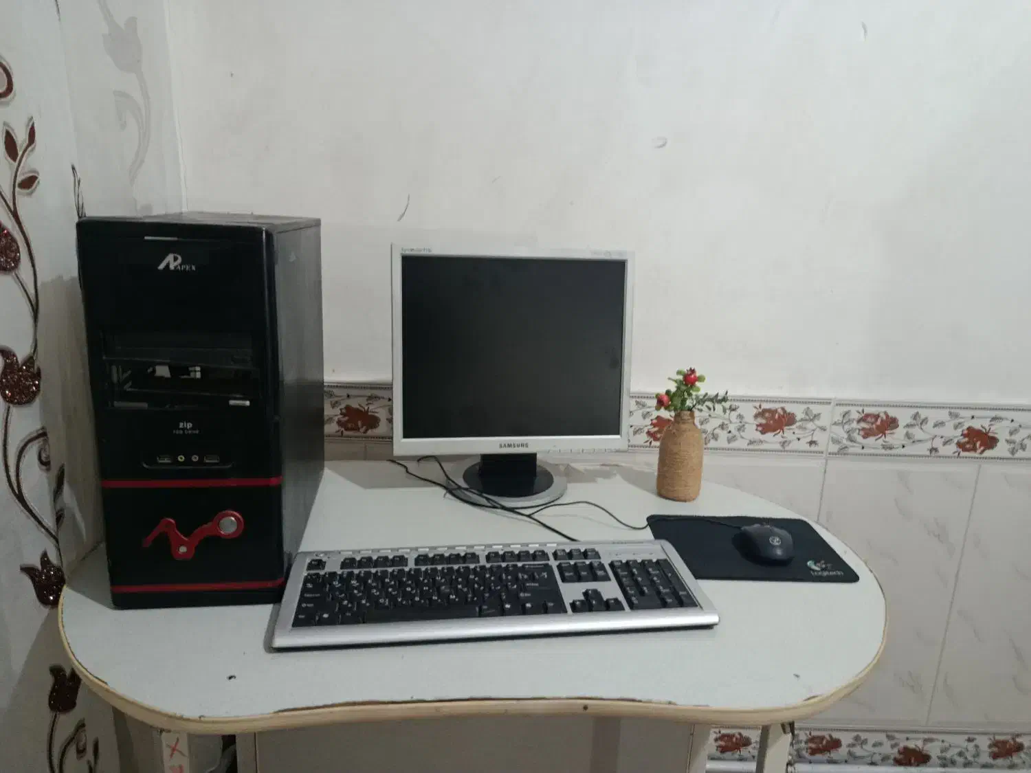 کامپیوتر با میز|رایانه رومیزی|مراغه, |دیوار