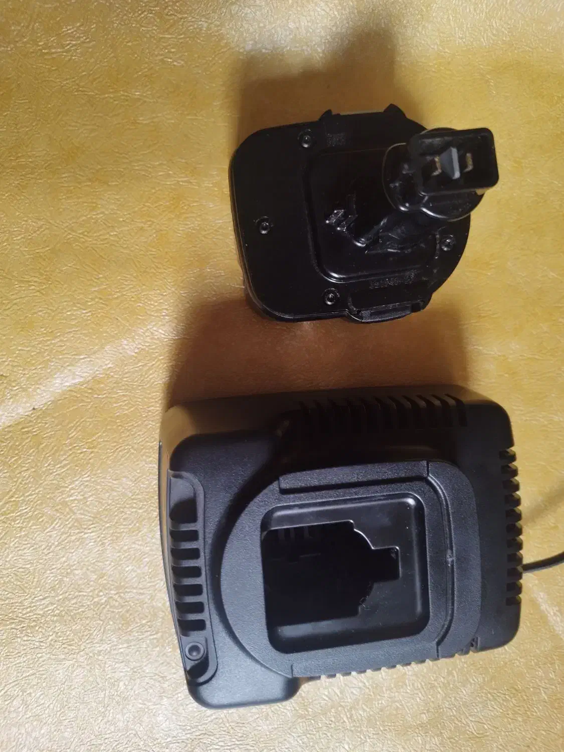 باطری وشارژر دیوالت|ابزارآلات|شیراز, لاله|دیوار