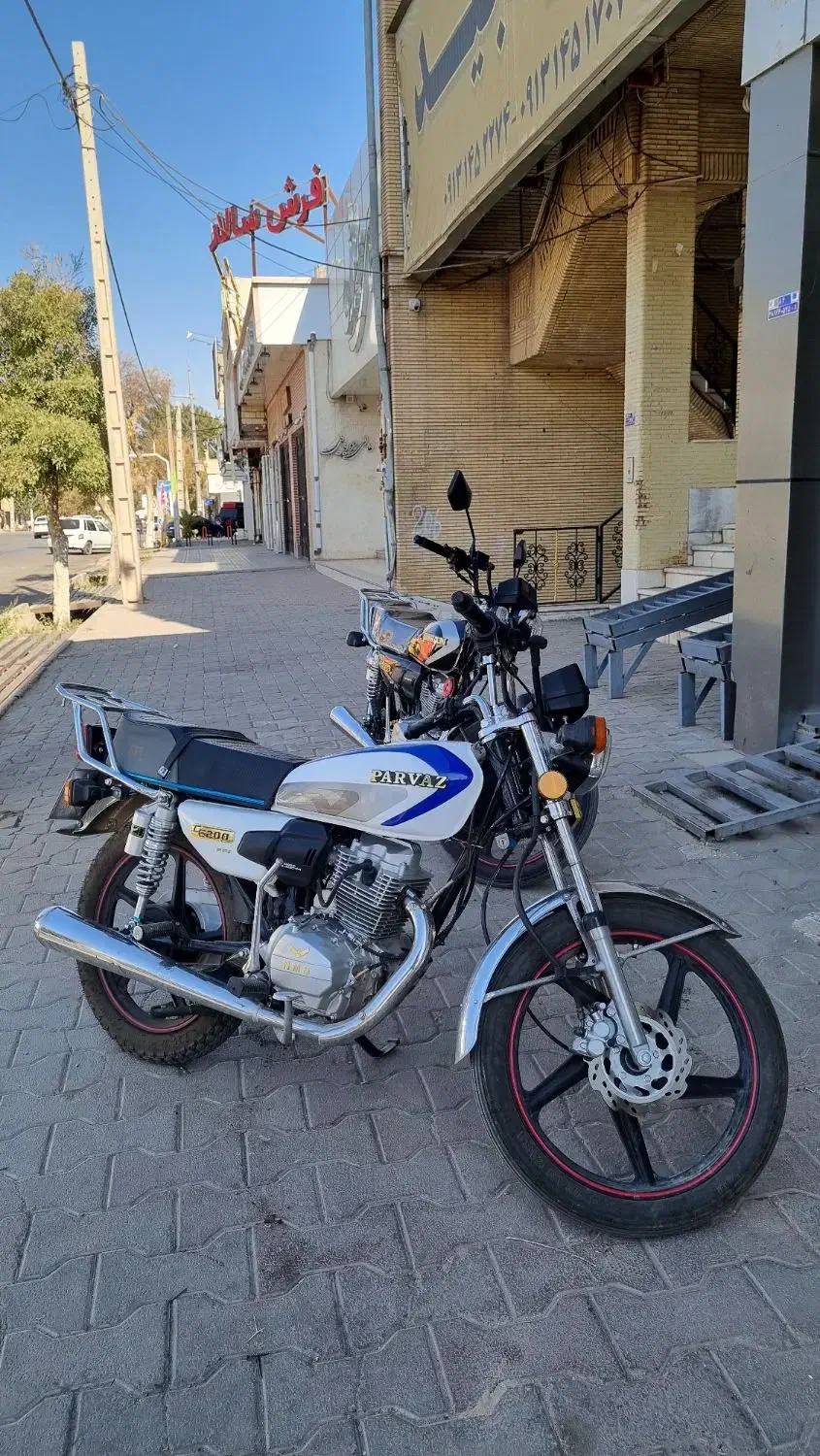 موتور سیکلت پرواز 200 رنگ سفید مدل ۱۴۰۴ بی عیب نقص|موتورسیکلت|سیرجان, |دیوار