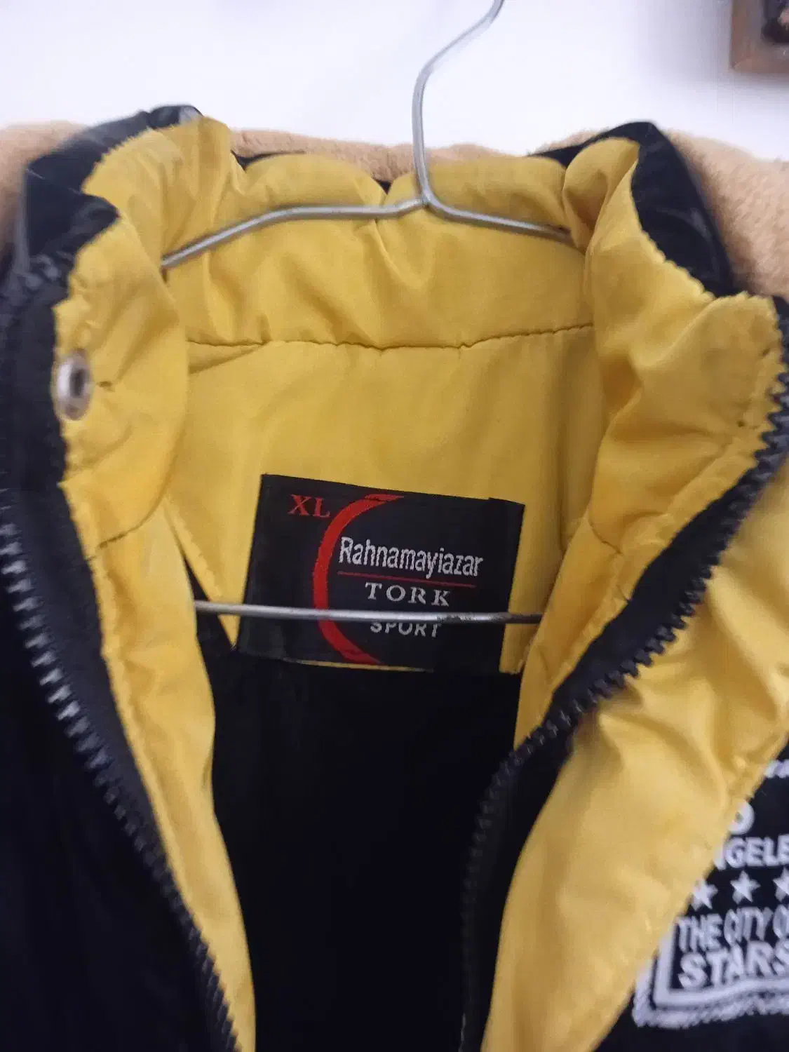 یک عدد کاپشن و یک عدد کفش|کفش و لباس بچه|املش, |دیوار