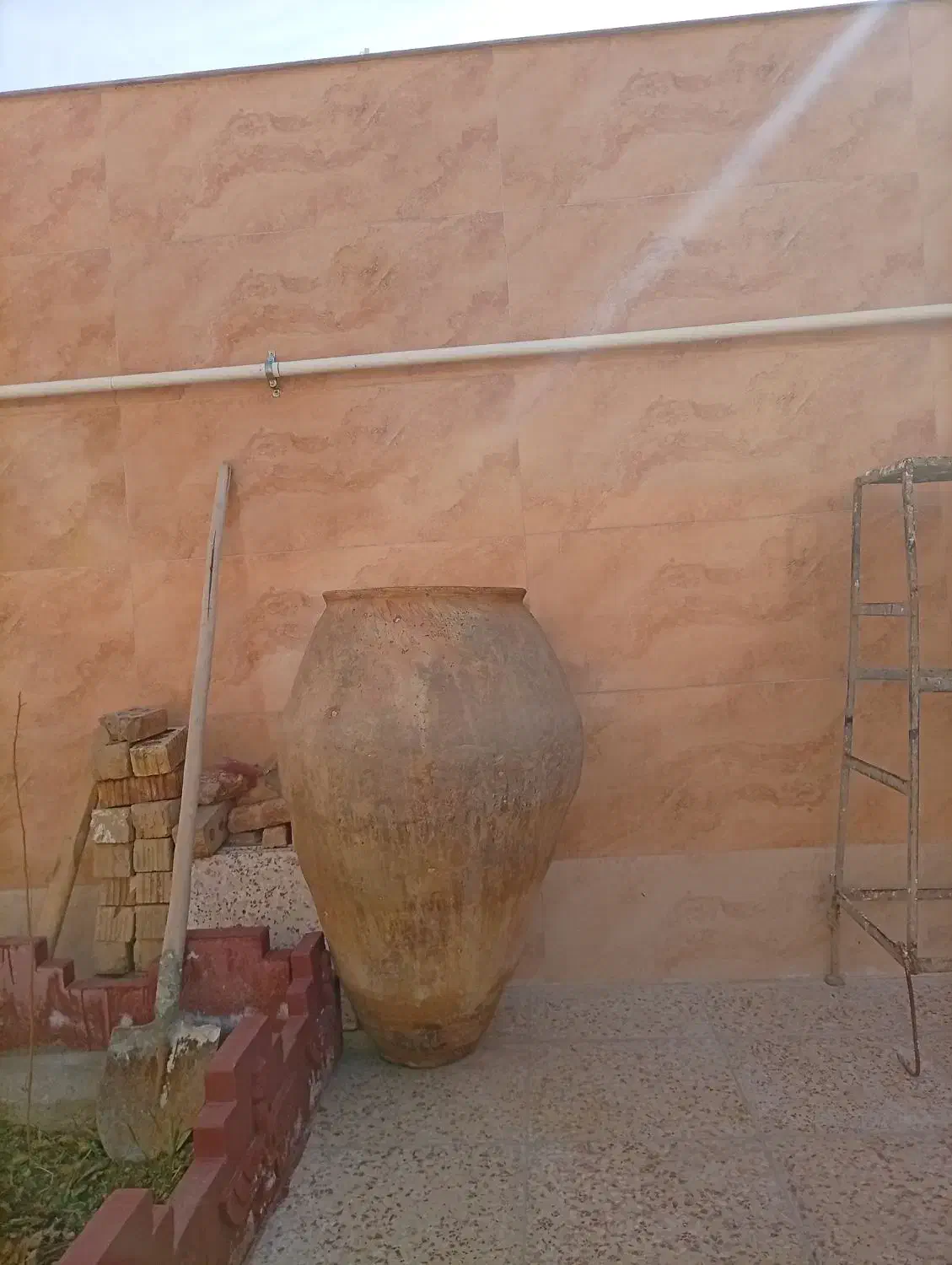 کوزه قدیمی|کلکسیون اشیاء عتیقه|شیراز, اصلاح‌نژاد|دیوار