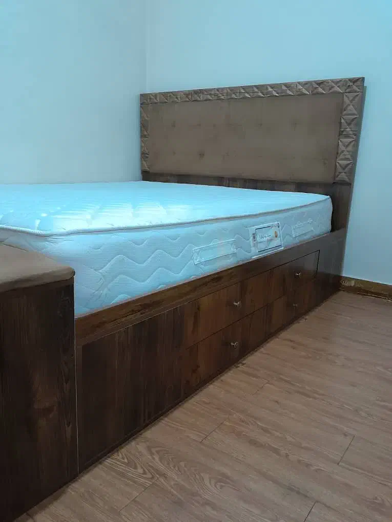 تخت دونفره و تشک طبی و محافظ ضد آب در حد  وکنسول|تخت و سرویس خواب|مشکین‌دشت, |دیوار