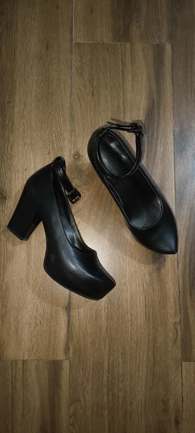 کفش مجلسی|کیف، کفش، کمربند|لاهیجان, انقلاب|دیوار