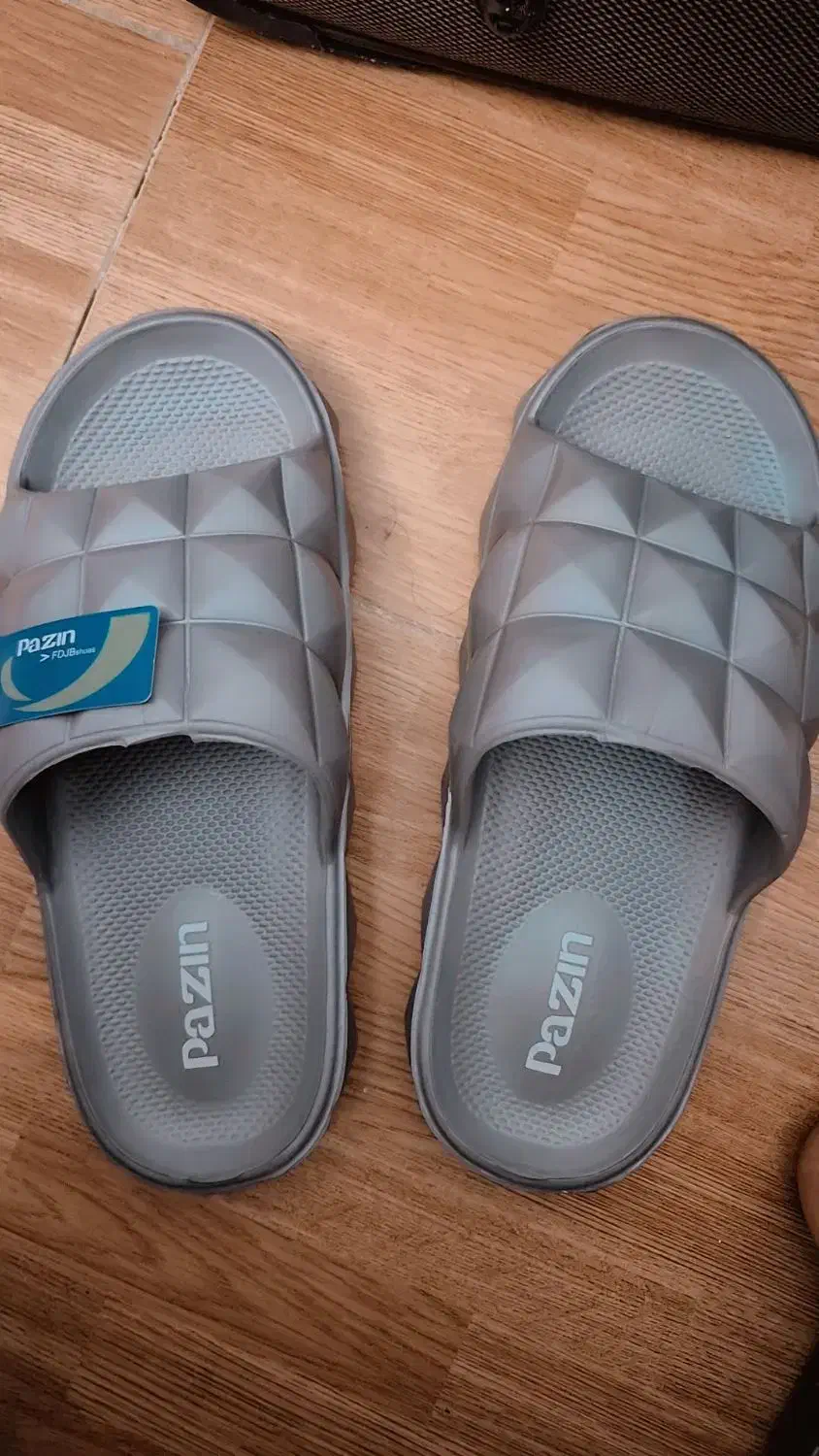 تعدادی  کفش  نو  در فروشگاه  زیر قیمت|کیف، کفش، کمربند|بندر انزلی, نیمه شعبان|دیوار