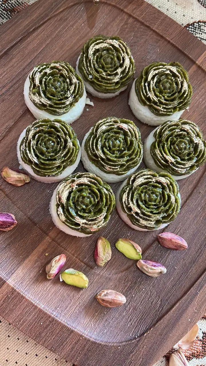 فروشنده خانم در شیرینی سرای برنس زرند|استخدام خدمات فروشگاه و رستوران|زرند, |دیوار