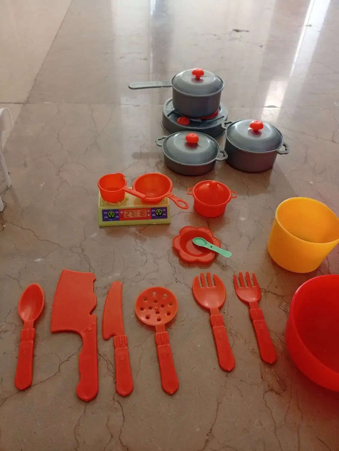وسایل آشپزی قابلمه جارو میز و صندلی قاشق چنگال|اسباب‌بازی بچه|تهران, زرکش|دیوار