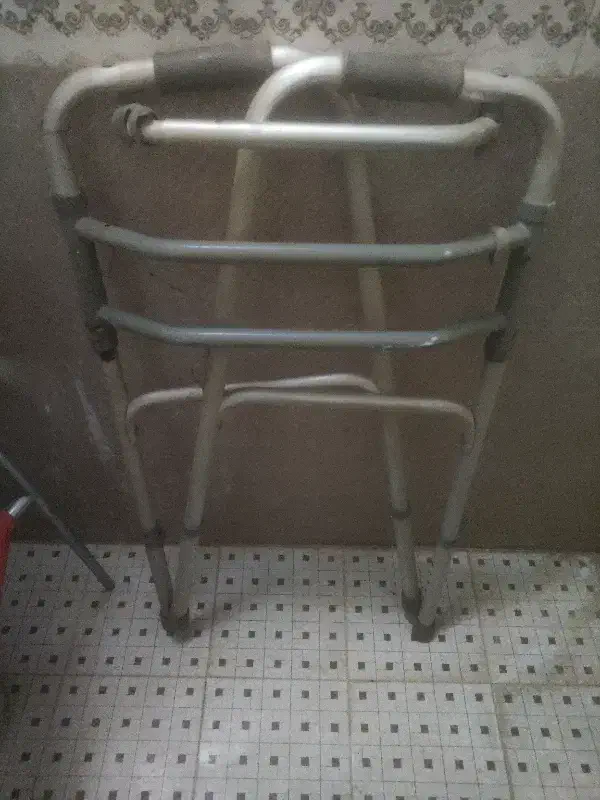 واکر آلمینیومی بسیار سبک و مقاوم|آرایشی، بهداشتی، درمانی|مشهد, پنجتن|دیوار