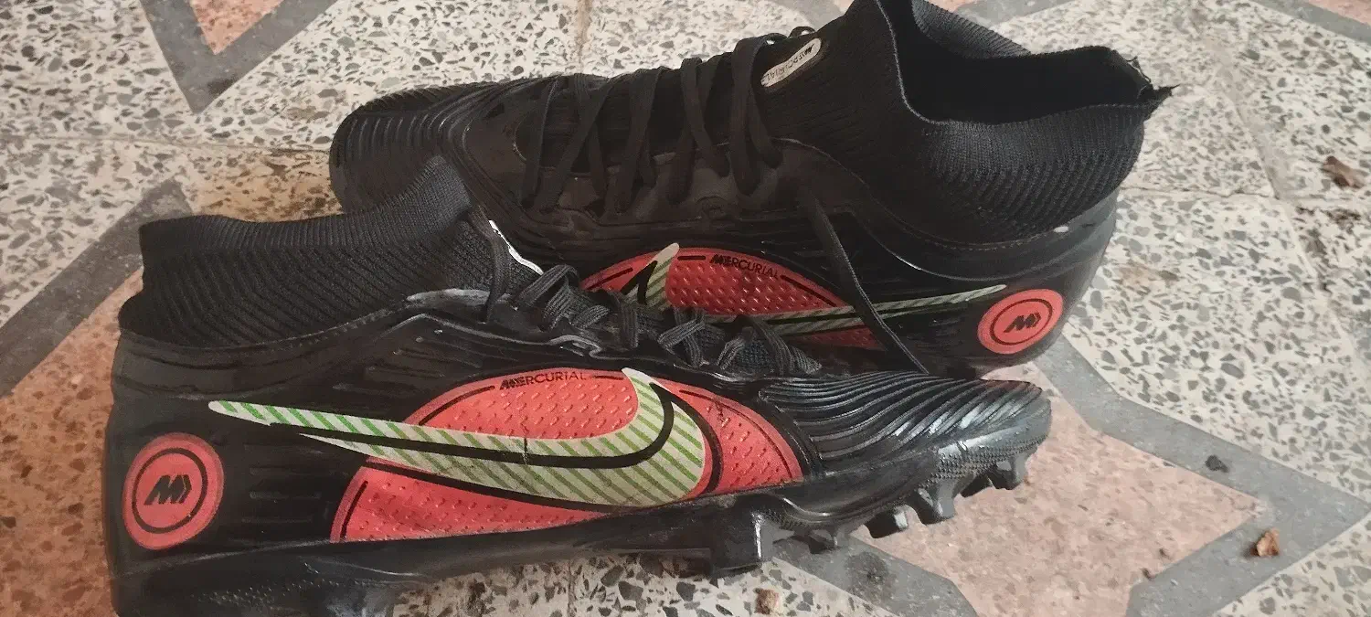 کفش فوتبال|کیف، کفش، کمربند|رشت, پیرکلاچای|دیوار