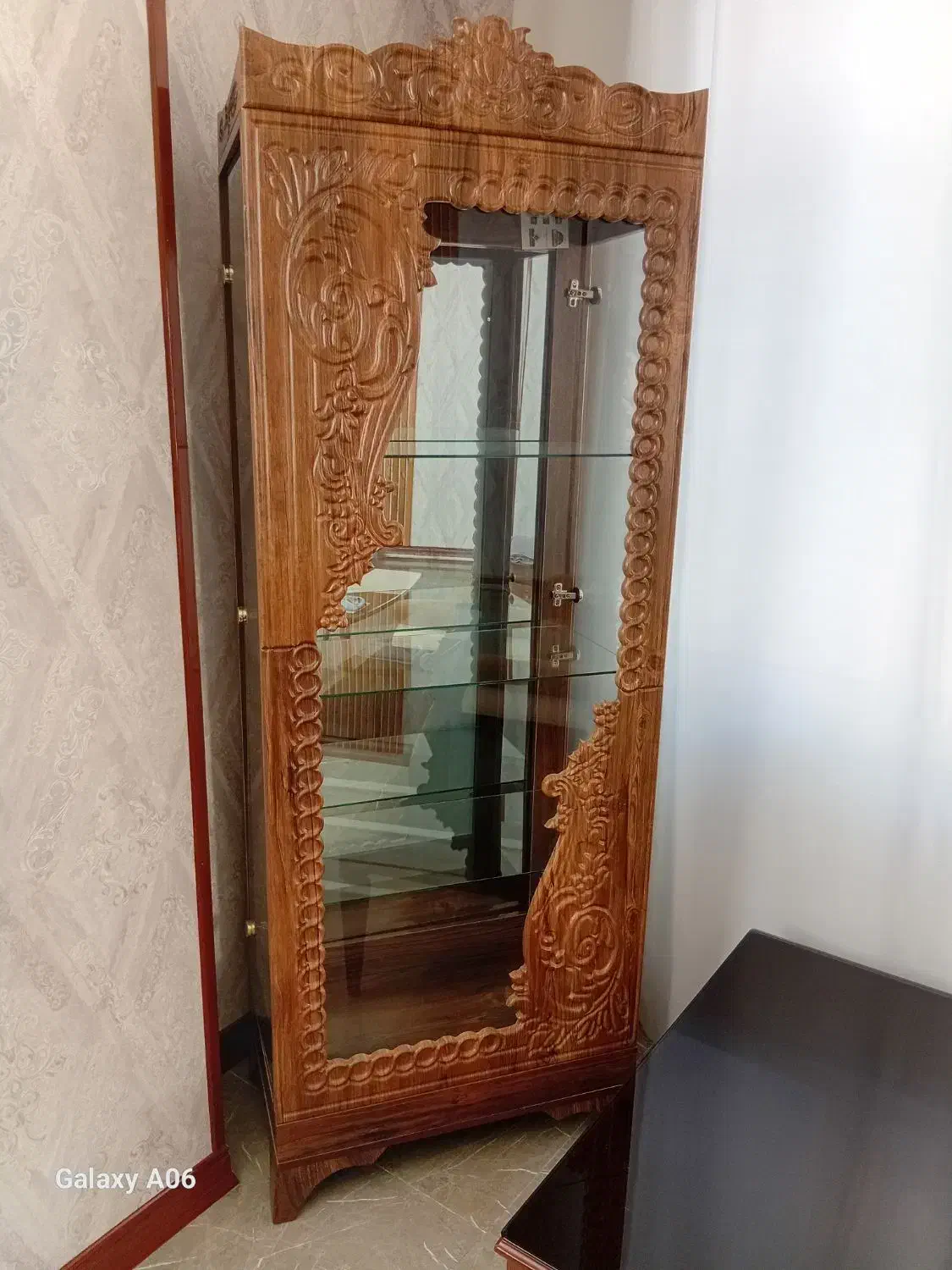 بوفه|بوفه، ویترین، کنسول|صحنه, |دیوار