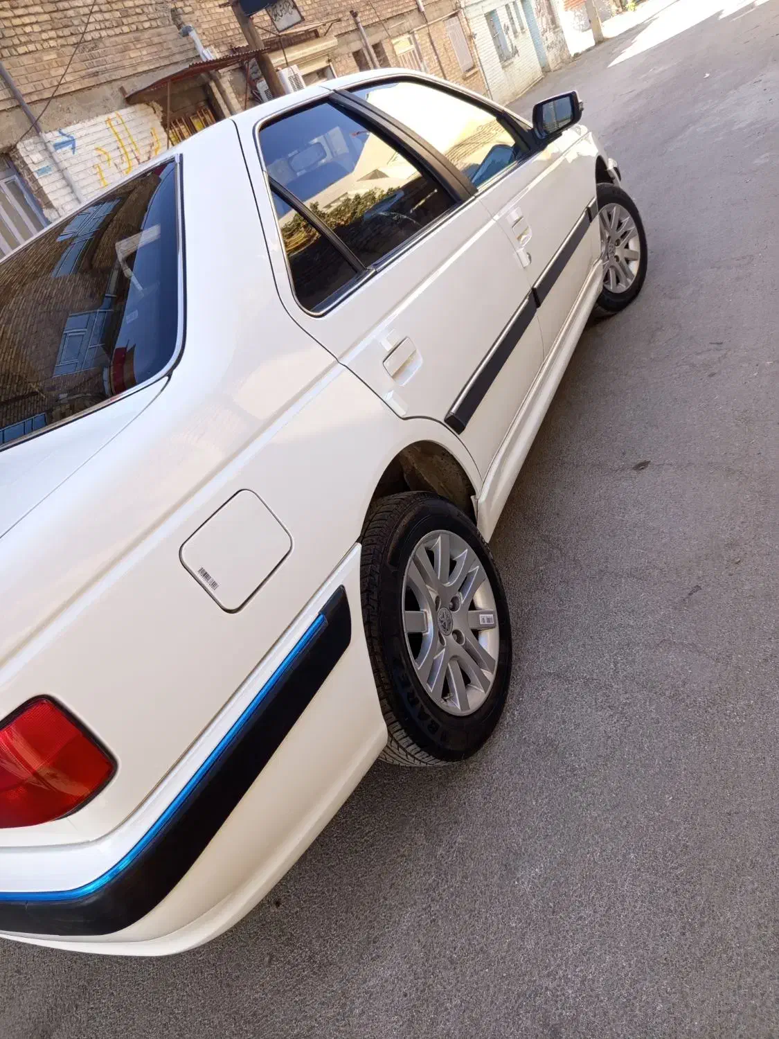 پژو پارس مدل 401 سفارشی چهارچرخ دیسک مانیتوردار|خودرو سواری و وانت|اسدآباد, |دیوار