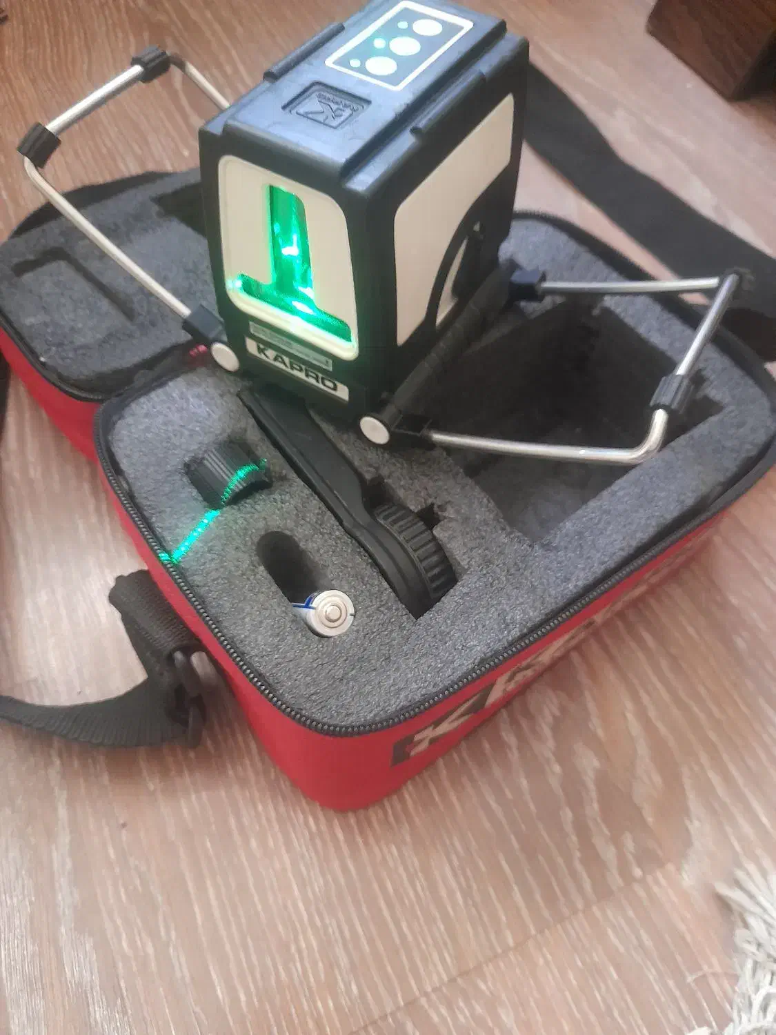 ترازلیزری|ابزارآلات|رباط‌کریم, رباط‌کریم|دیوار