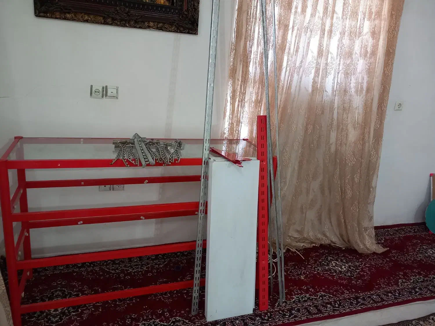 ویترین یک ونیم متر باشیشه وقفسه ولوازم دیگه|بوفه، ویترین، کنسول|آزادشهر, |دیوار