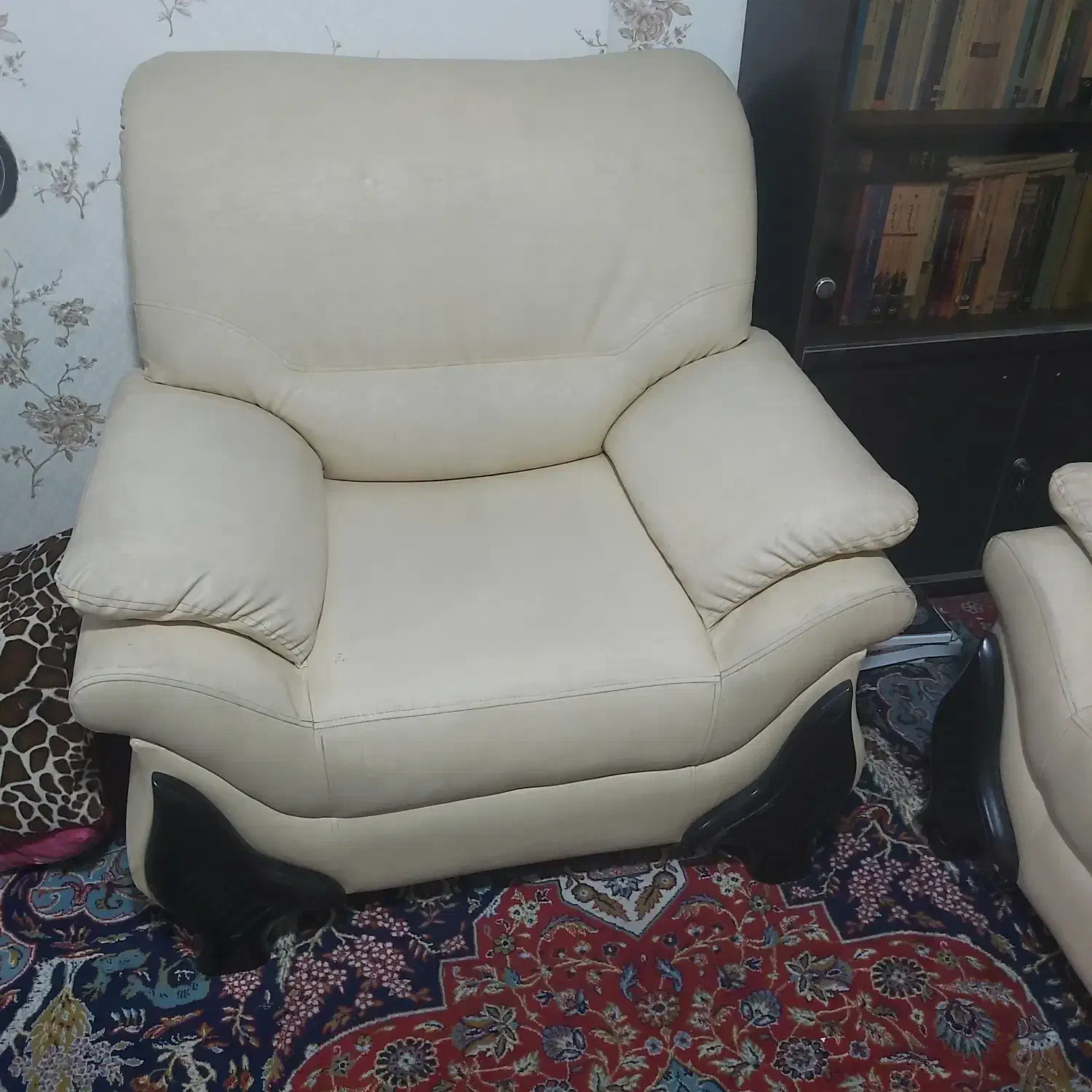 مبل ۷ نفره چرمی|مبلمان خانگی و میز عسلی|شیراز, باغ تخت|دیوار