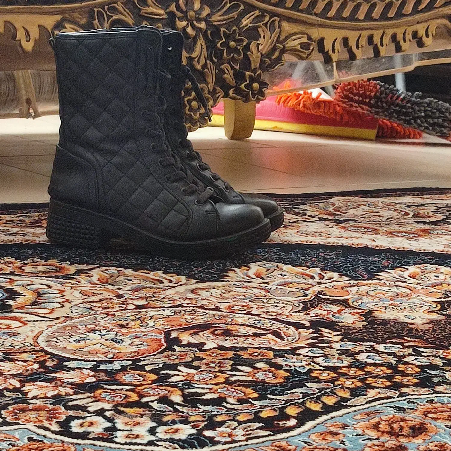 کفش پوتین|کیف، کفش، کمربند|قدس, شهر‌قدس|دیوار