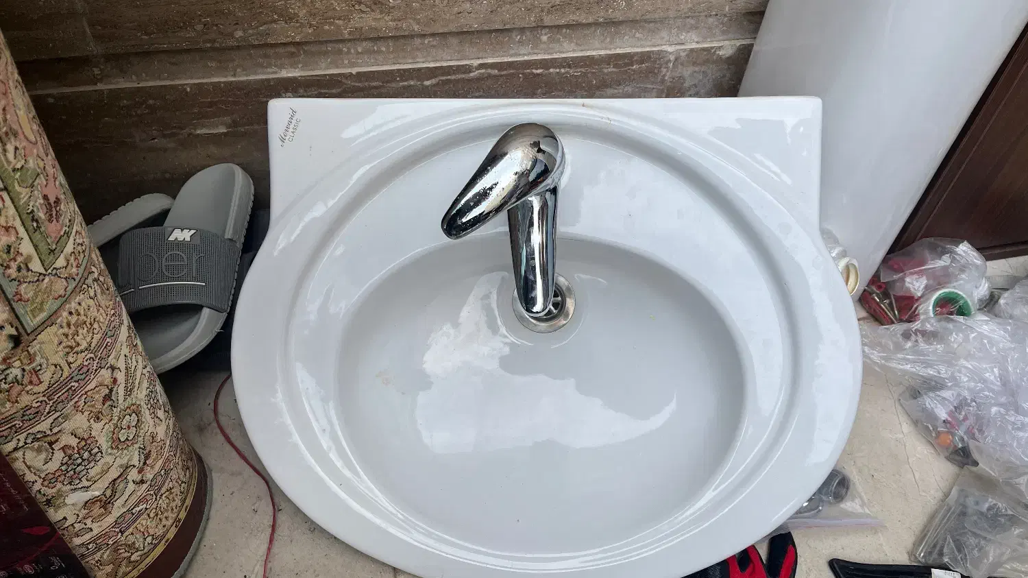 روشویی تمیز در حد نو|لوازم سرویس بهداشتی|کیش, |دیوار