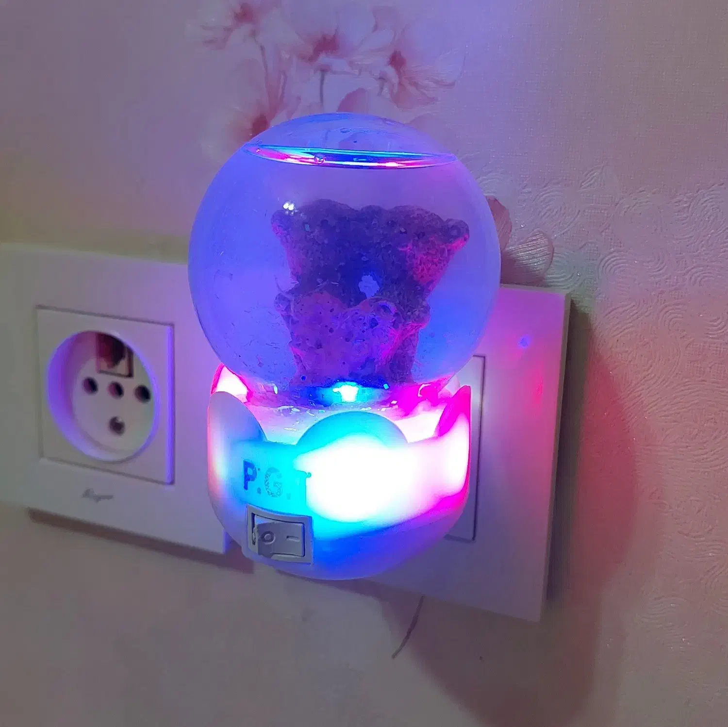 گوی شیشهای چراغدار با مایع و عروسک خرس|چراغ خواب و آباژور|شیراز, تاچارا|دیوار