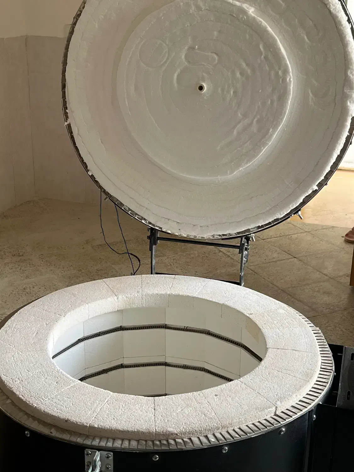 مجموعهای از وسایل کارگاه سفالگری|ابزارآلات|پاوه, |دیوار