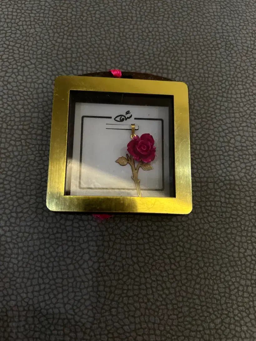 آویز طلای گل کادویی جعبه چوبی|جواهرات|تهران, فلسطین (میدان انقلاب)|دیوار