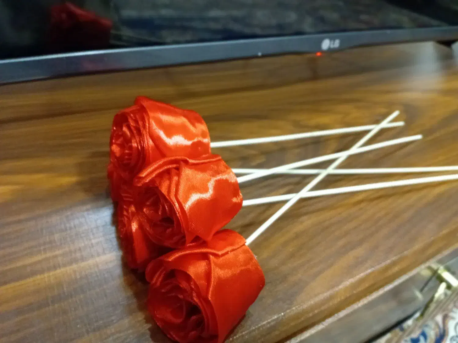 گل مصنوعی با رمان|گل مصنوعی|قدس, شهرقدس|دیوار