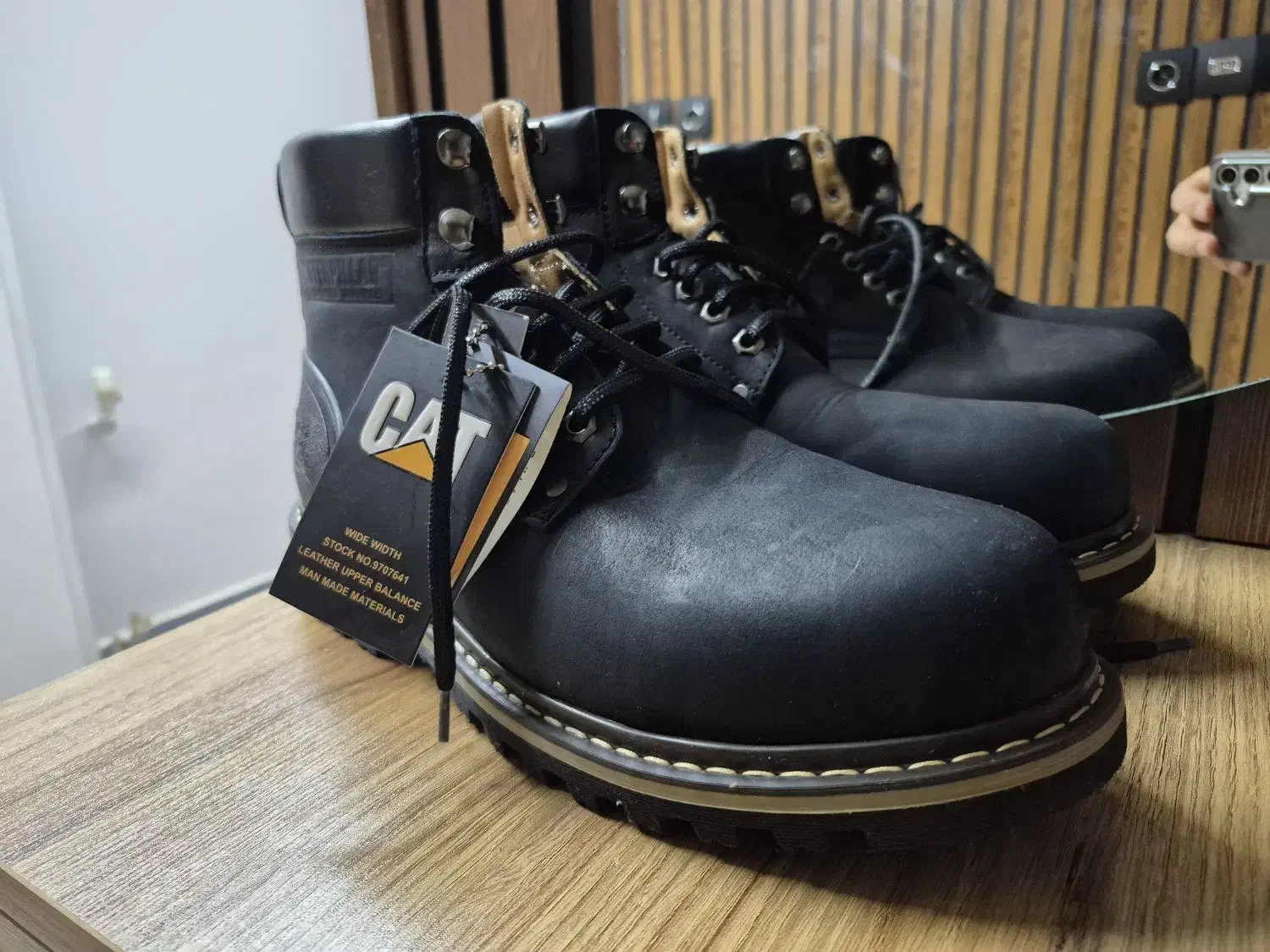 بوت کاترپیلار داخل خز چرم طبیعی گاو|کیف، کفش، کمربند|شاهین‌شهر, خانه کارگر|دیوار