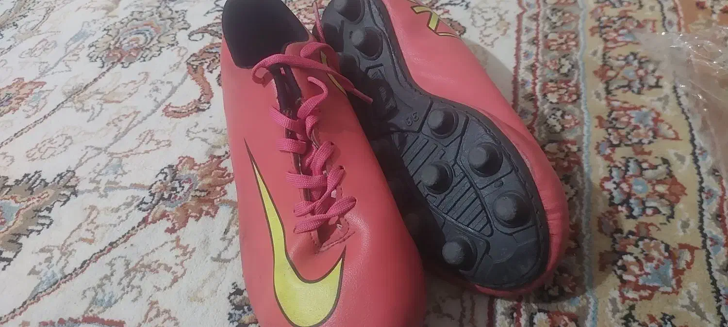 کفش ورزشی چمن|کیف، کفش، کمربند|دماوند, گیلاوند|دیوار