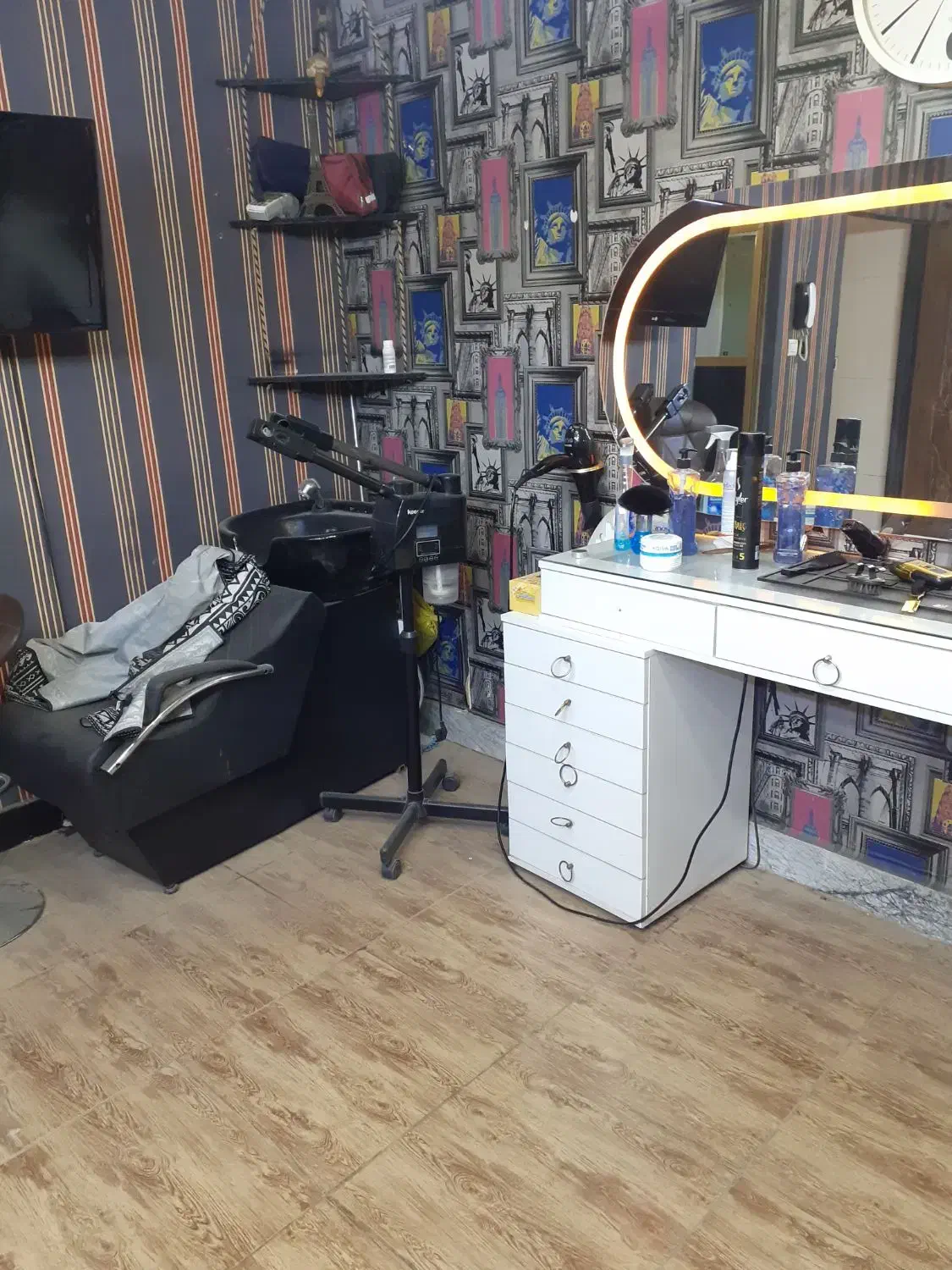 دکور آرایشگاه و ابزار کار و سرشور|آرایشگاه و سالنهای زیبایی|ورامین, ورامین|دیوار