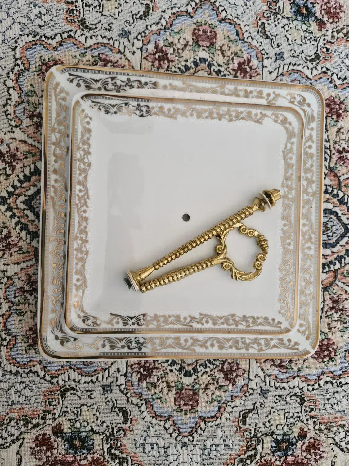 شیرینی خوری چینی زیبا ۲ طبقه|ظروف سرو و پذیرایی|شیراز, شهرک پرواز|دیوار