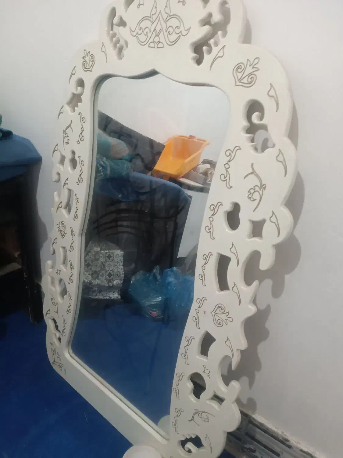 یک عدد صندلی اصلاح ویک آینه قد وسایل آرایشگاه|آرایشگاه و سالنهای زیبایی|کهنوج, |دیوار