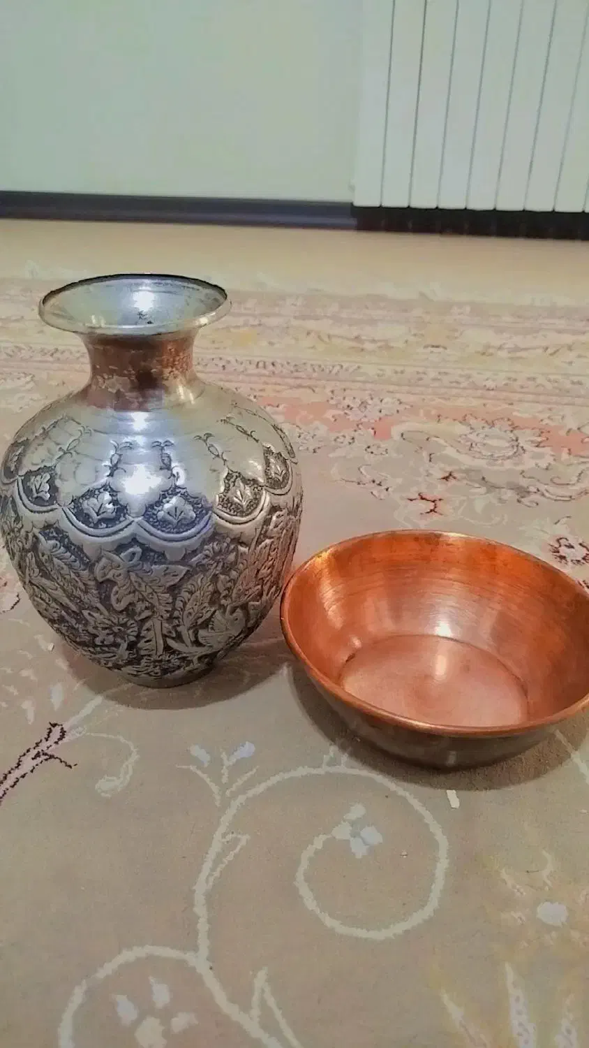 یک عدد گلدان و کاسه مسی قلم زنی قدیمی|کلکسیون اشیاء عتیقه|تهران, سبلان (لشگر)|دیوار