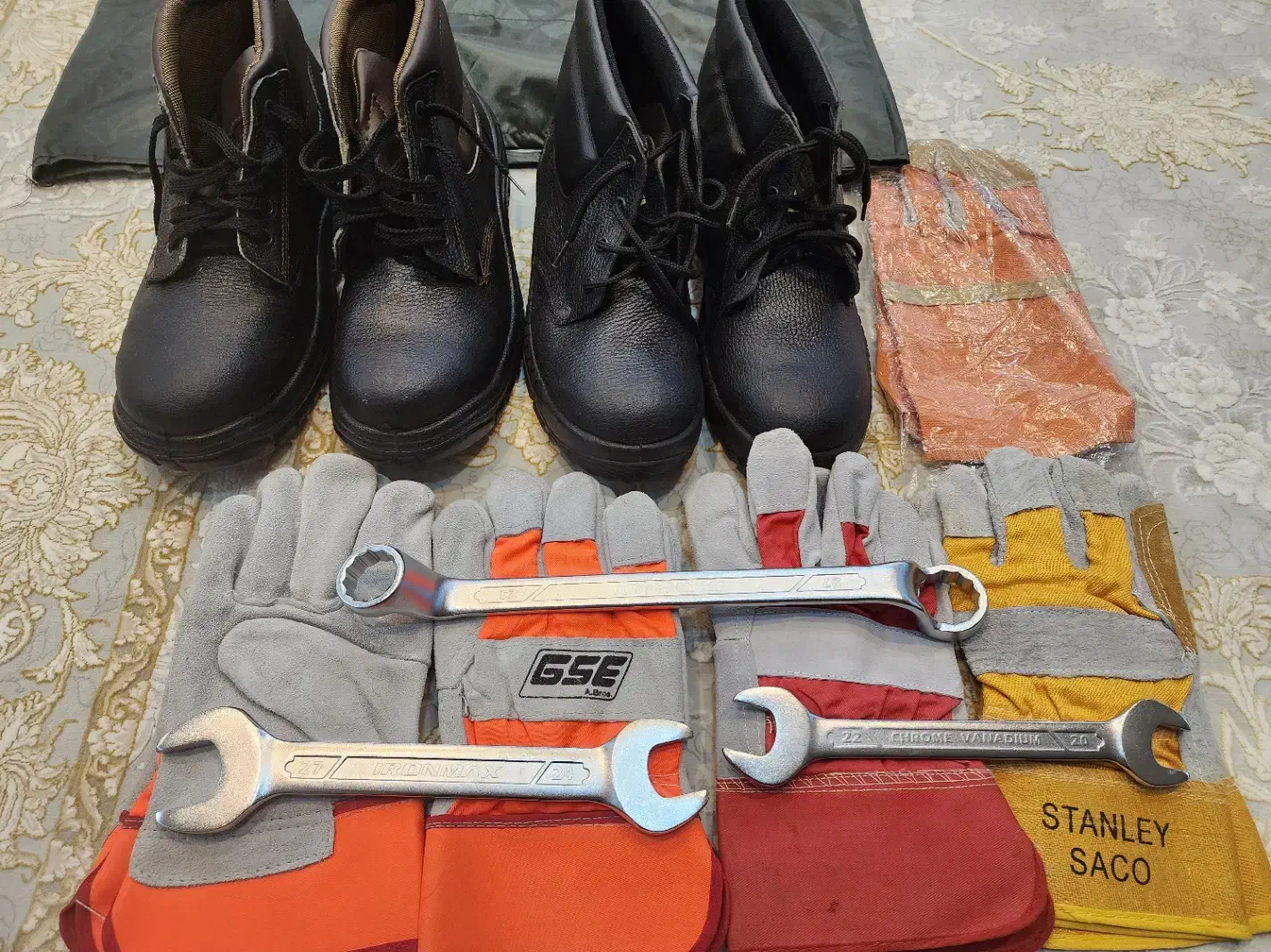 تعدادی آچار و دستکش و کفش ایمنی|ابزارآلات|اصفهان, بهارستان (مخابرات)|دیوار