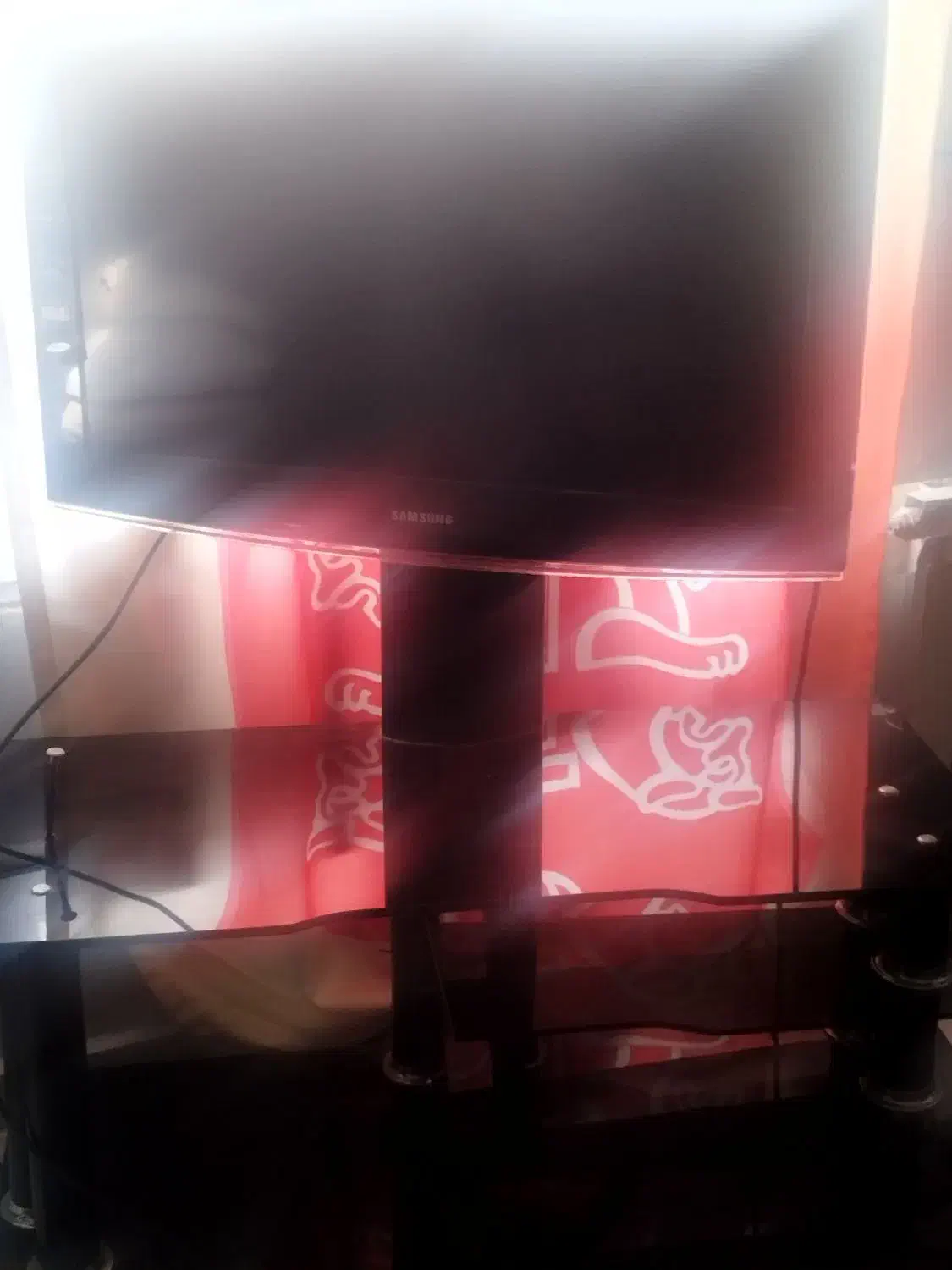 تلوزیون سامسونگ ۳۲ اینچ کاملاً سالم بهمراه میز|تلویزیون و پروژکتور|چهارباغ, |دیوار