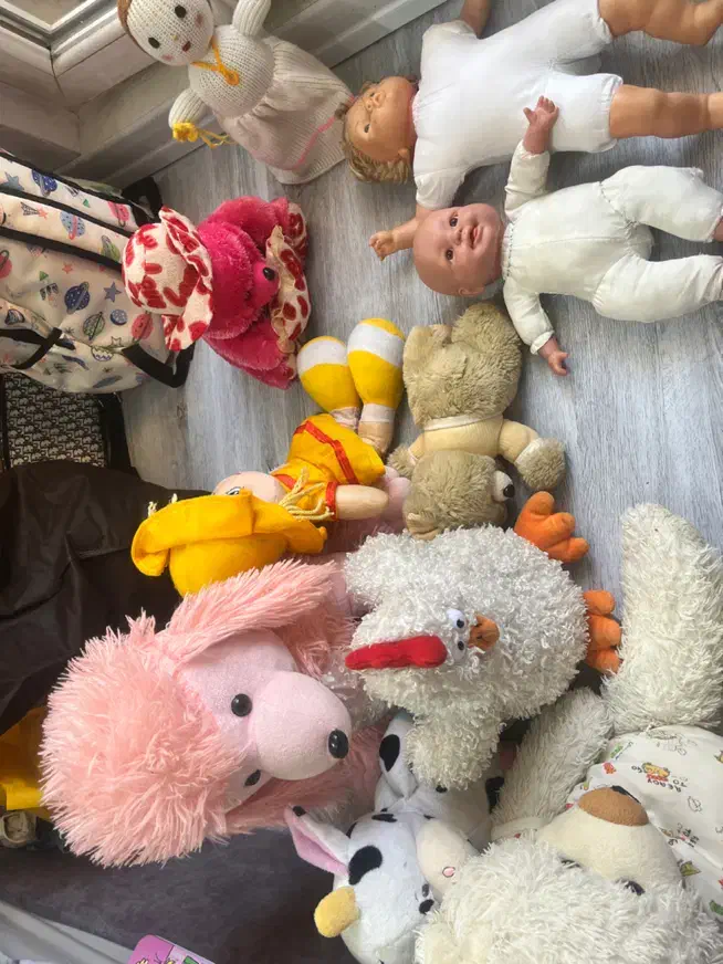 عروسک|اسباب‌بازی بچه|شاهین‌شهر, مسکن مهر|دیوار