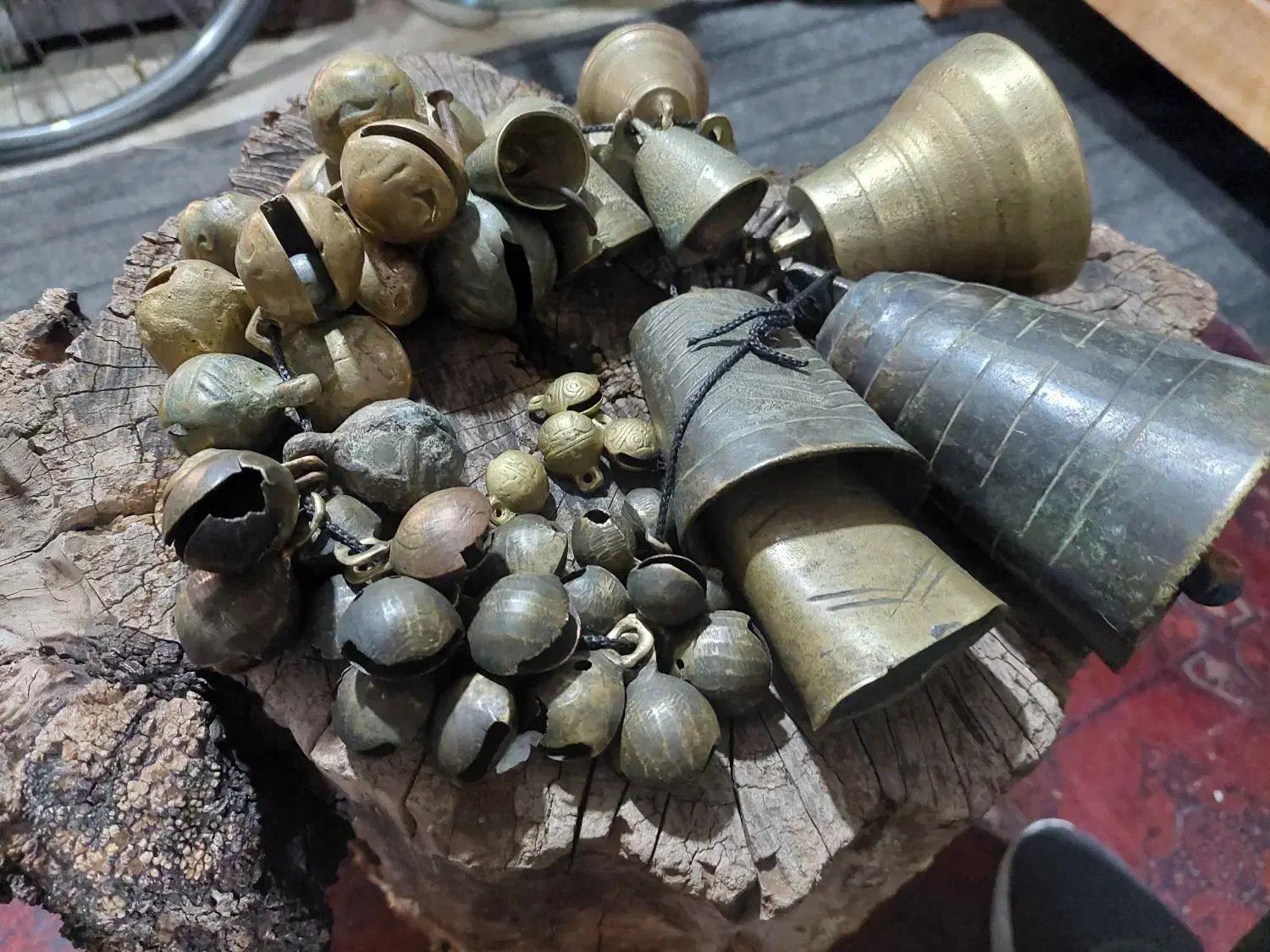 وسایل قدیمی و جدید دیگر هم موجود هست|کلکسیون اشیاء عتیقه|شیراز, کوشک بیدک|دیوار