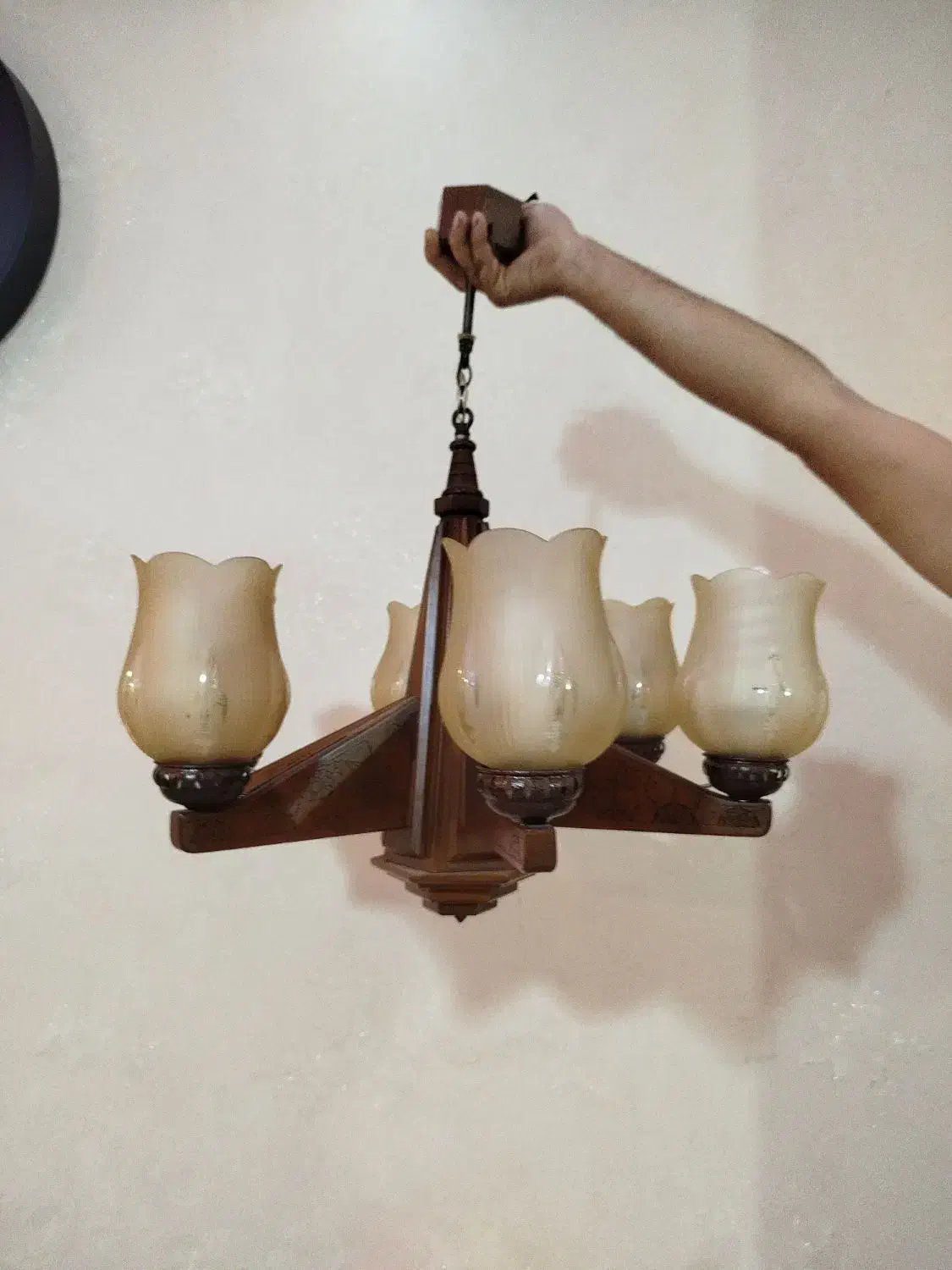 دو عدد لوستر چوبی سلطنتی|لوستر و چراغ آویز|رشت, کوی حسینی|دیوار