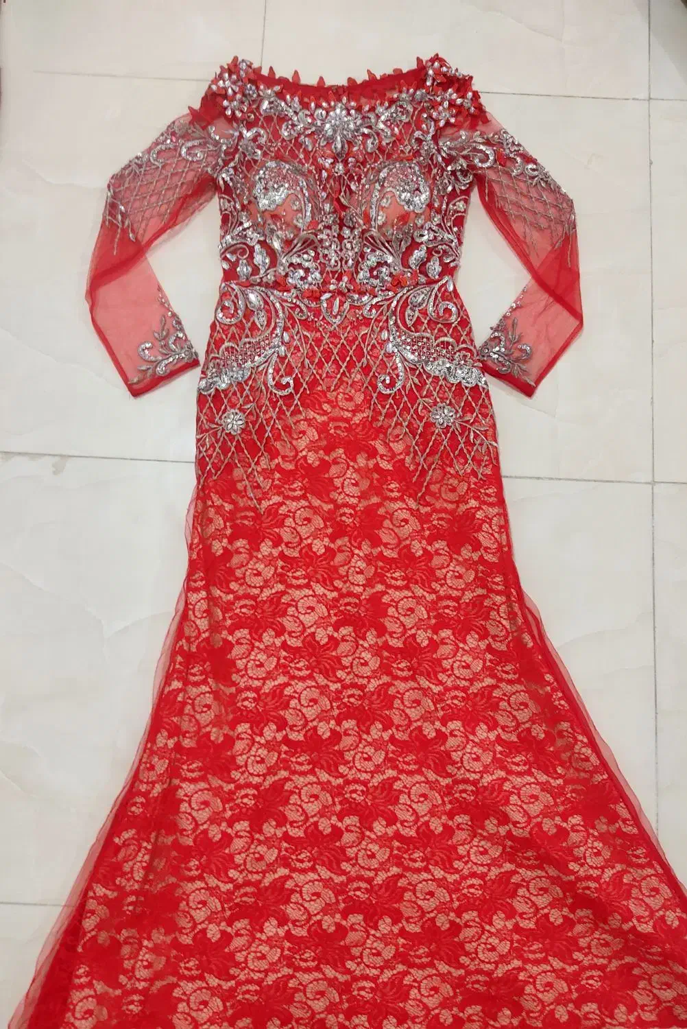 تعدادی لباس و شومیز مجلسی|لباس|میانه, |دیوار