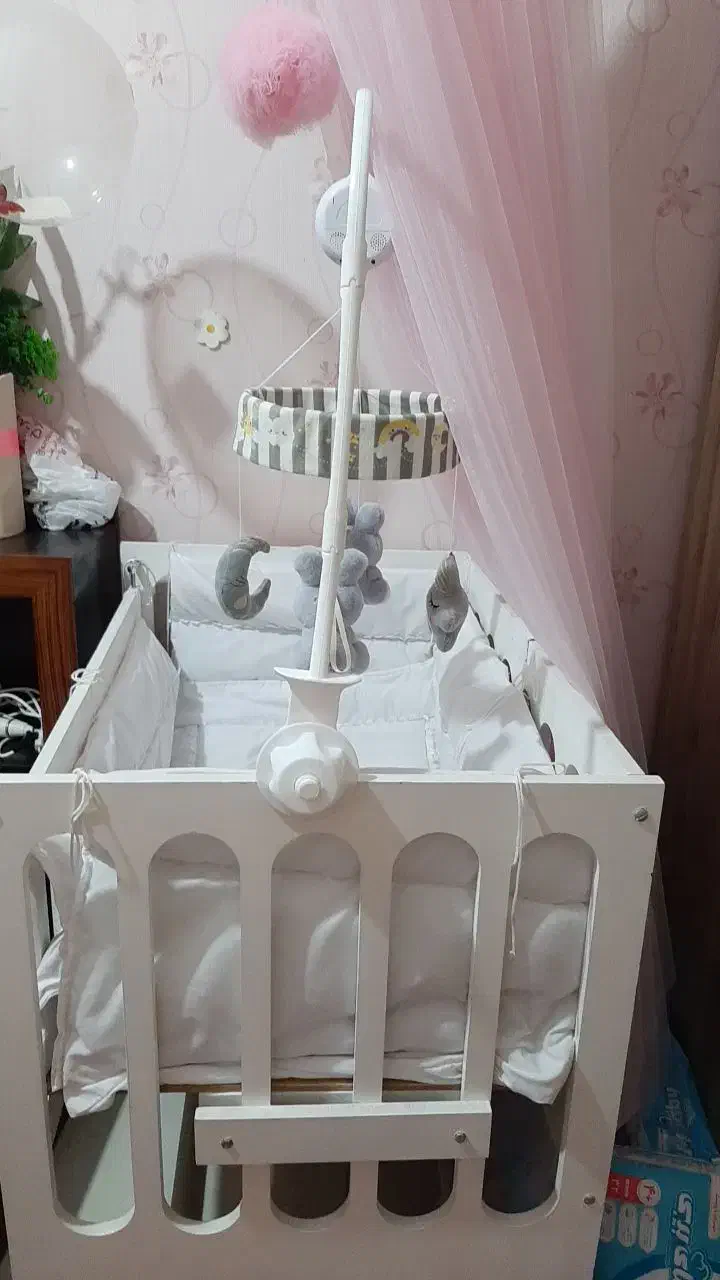 تخت کنار مادر بهمراه تشک داخل و دور تخت|تخت و صندلی بچه|گلستان (تهران), |دیوار