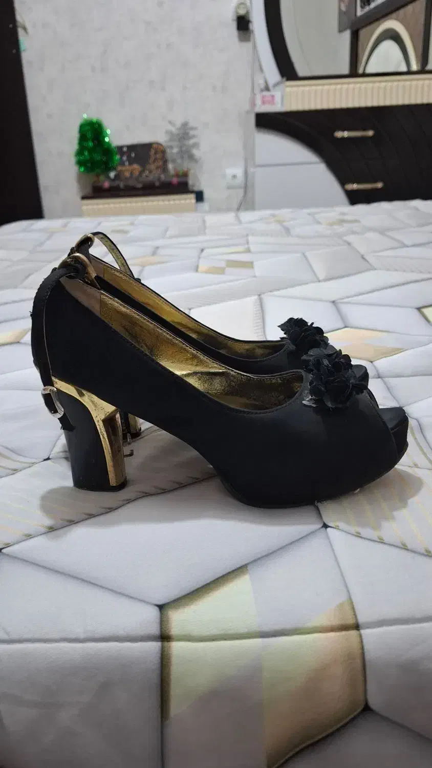 یه جفت کفش مشکی|کیف، کفش، کمربند|گنبد کاووس, |دیوار